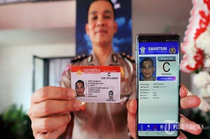 Ilustrasi SIM motor. Bisa Gak Perpanjang SIM Lewat HP Saat Pelayanan SIM Sedang Libur Lebaran?