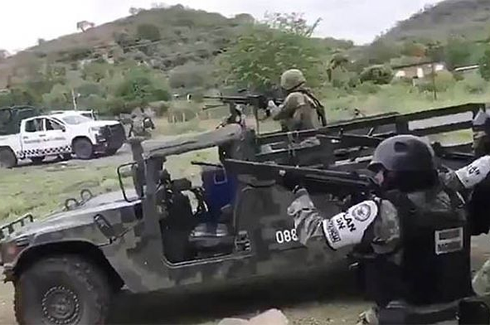 Geng narkoba Meksiko terlibat baku tembak dengan pasukan militer negaranya, bahkan terekam dalam sebuah video.