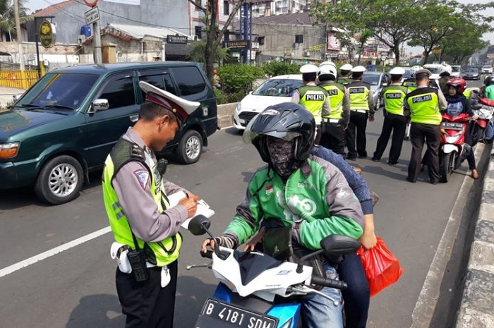 Ilustrasi razia. Bikin penasaran, razia polisi tetap tilang pemotor tapi ada hadiahnya.