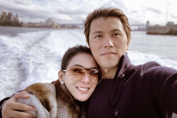 Syahrini dan Reino Barack