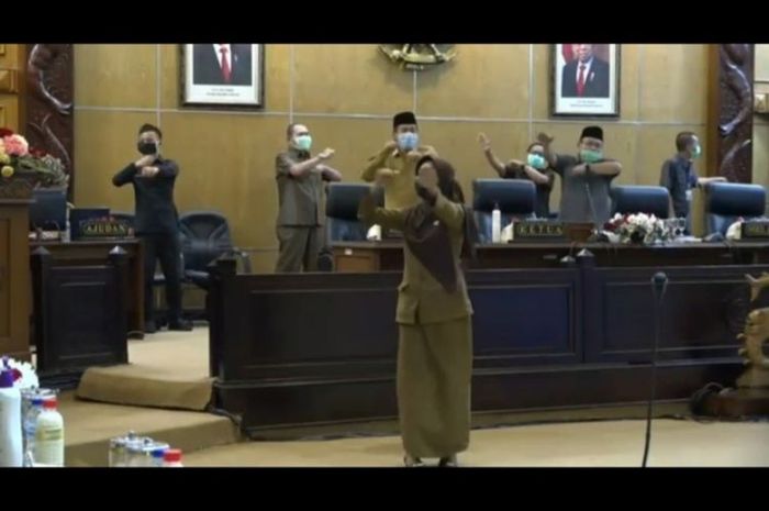 Tangkapan kamera video goyang pinguin di DPRD Sidoarjo.