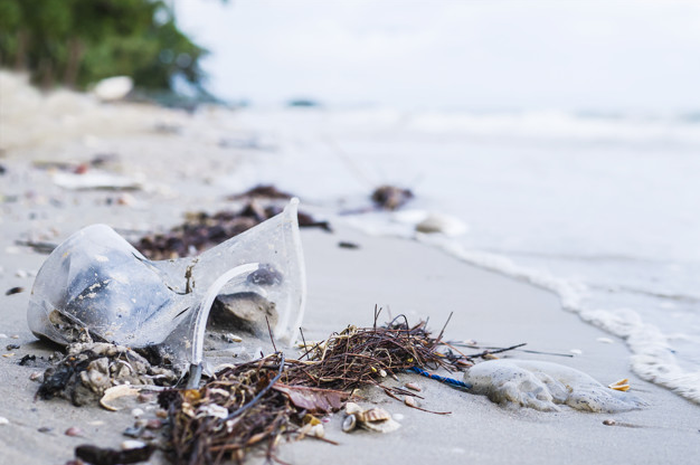 Sampah di pantai