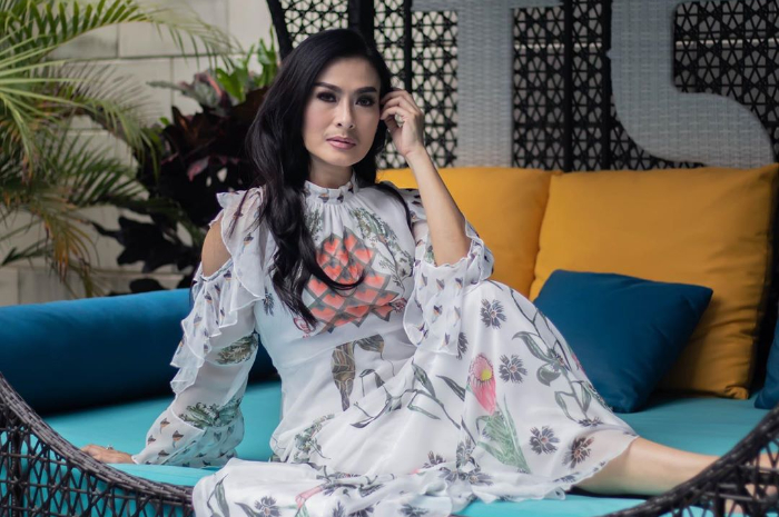 Pilih bercerai dengan pengusaha kemudian nikah lagi dengan Pilot, dapur mewah milik Iis Dahlia sukses bikin melongo!