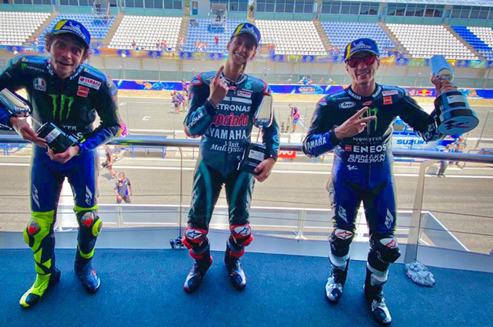 Podium MotoGP Andalusia 2020, Valentino Rossi podium 3 (kiri), Fabio Quartararo juaranya (tengah) dan Maverick Vinales (kanan) podium kedua. Fabio Quartararo bikin Marc Marquez ketakutan musim ini