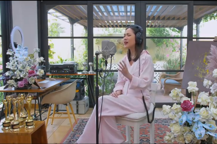 Gaya Bunga Citra Lestari saat bernyanyi