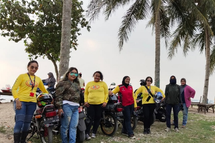  Sambangi lokasi Wisata Pantai Karang Tumpeng, Lady Bikers Indonesia (LBI) makin solid.