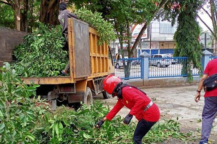 Anis Siswantini, Camat Samarinda Kota saat melakukan kerja bakti, pada Jumat (24/7/2020)