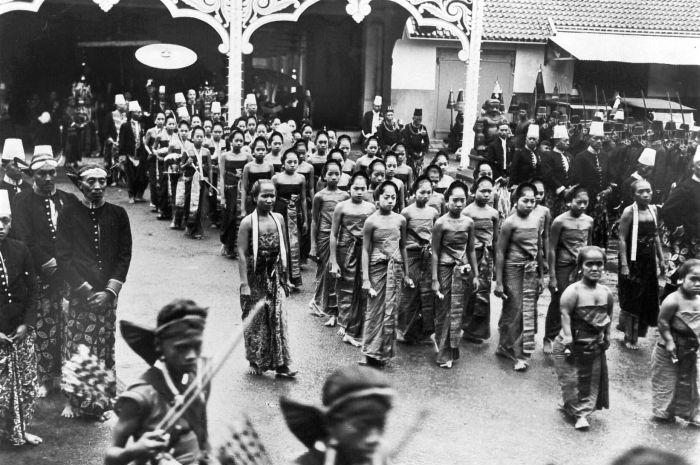 Seorang veteran perang Napoleon dibuat terkejut ketika melihat aksi para wanita perkasa ini, dalam kunjungannya ke Yogyakarta tahun 1809.