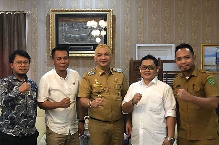 Rambut Pasha Ungu tampak berwarna pirang dalam foto ini.