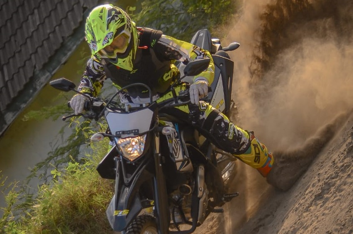 Motor trail Yamaha WR 155 R belum lama ini dijajal oleh pembalap road race asal Jawa Timur, Atan Janatan untuk berlatih fisik. 