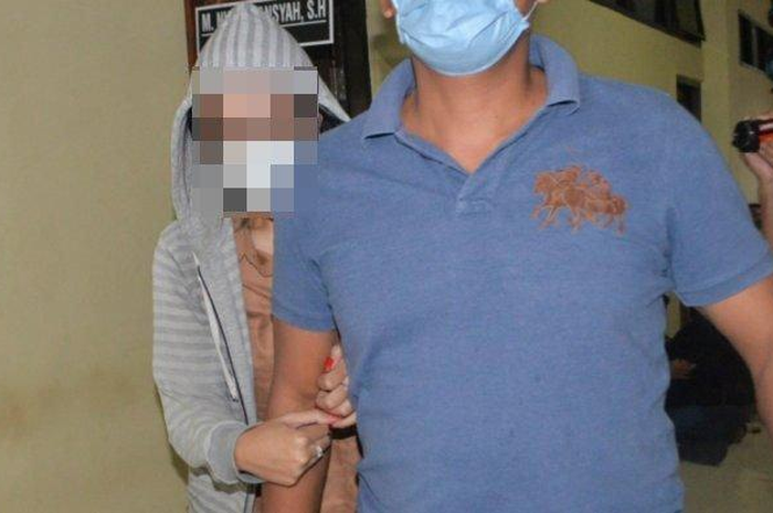 Artis VS mendapat pengawalan ketat saat diperiksa di Polresta Bandar Lampung, Rabu (29/07). 