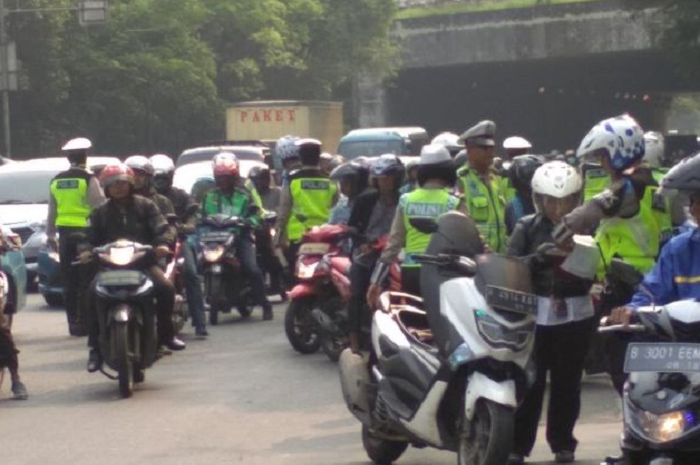 Sering banget kejadian nih, petugas kepolisian menggelar razia kendaraan di tikungan, emangnya boleh?