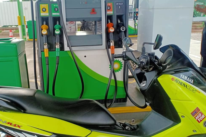 Yamaha NMAX sedang isi bensin
