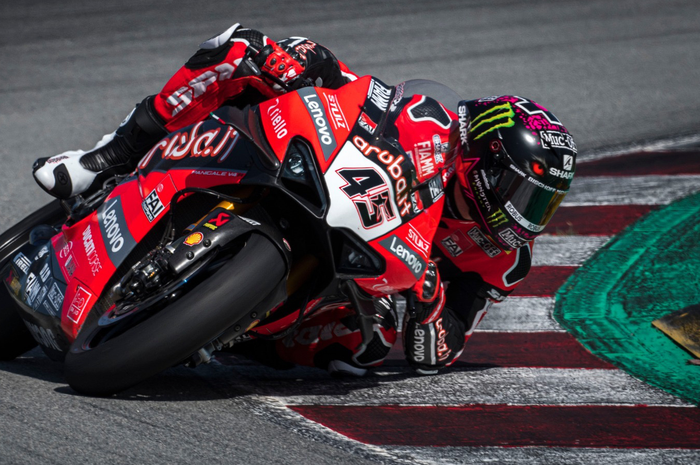 Scott Redding meraih pole position di WSBK Spanyol 2020 (1/8), kalahkan Jonathan Rea dengan selisih waktu tipis dan langsung podium satu sat race 1 (01/08)