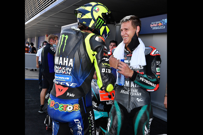 Fabio Quartararo senang banget bareng podium idolanya Valentino Rossi di MotoGP Andalusia 2020. Ternyata ungkap fakta ada kemiripan antara Fabio Quartararo dengan Valentino Rossi