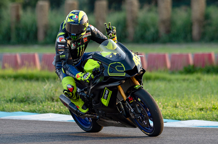 Valentino Rossi sebelum hadapi sirkuit MotoGP Ceko 2020 akhir pekan ini, latihan naik motor supersport Yamaha YZF-R6, terlihat dimensi motornya tampak mungil dikendarai Valentino Rossi