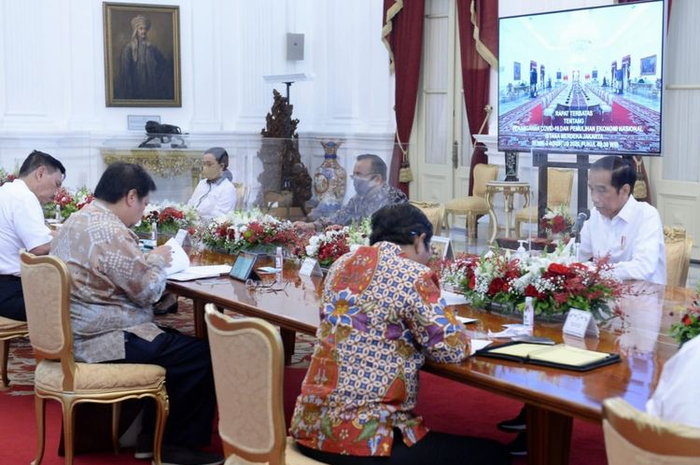 Presiden Joko Widodo dan sejumlah menteri Kabinet Indonesia Maju tertangkap kamera tak menggunakan masker saat rapat terbatas di Istana Negara, Jakarta, Senin (3/8/2020). 