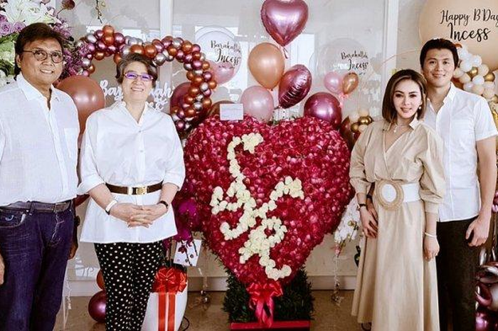 Rosano Barack sang istri, Syahrini- Reino Barack