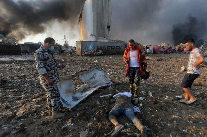 Tubuh seorang korban terletak di tempat ledakan di pelabuhan di Beirut pada 4 Agustus 2020. Dua ledakan besar mengguncang ibukota Lebanon, Beirut, melukai puluhan orang, mengguncang gedung-gedung dan mengirimkan asap besar mengepul ke langit.  