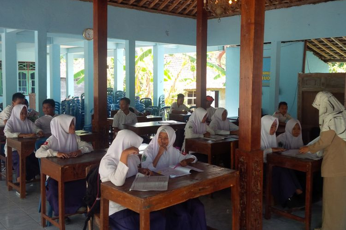 Kegiatan belajar mengajar di sekolah