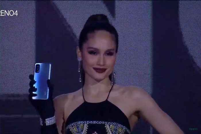 Cinta Laura dengan Oppo Reno4