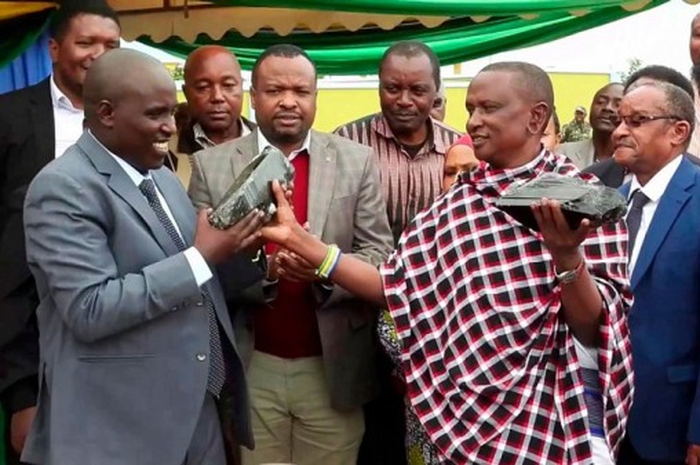 Kisahnya viral pada bulan Juni lalu, di mana Saninu berhasil menemukan dua batu permata langka di Tanzania, yang harganya fantastis.