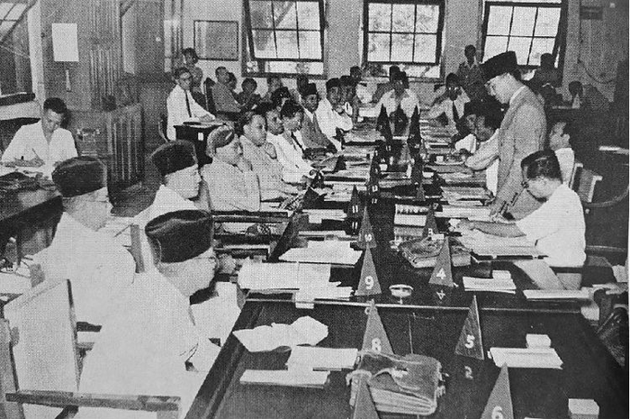 PPKI saat menggelar sidang pertama pada 18 Agustus 1945. Ini jawaban jelaskan peran dan perjuangan penting yang dilakukan oleh Ahmad Soebarjo soal buku tematik kelas 5 SD Tema 7.