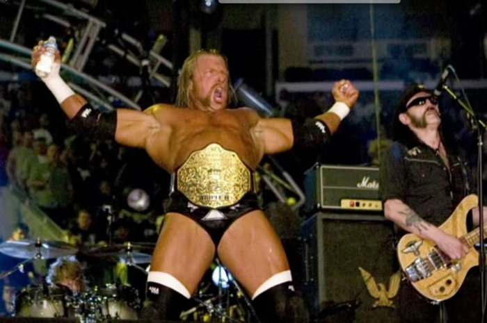 Pegulat WWE Triple H berada satu panggung bersama Motorhead