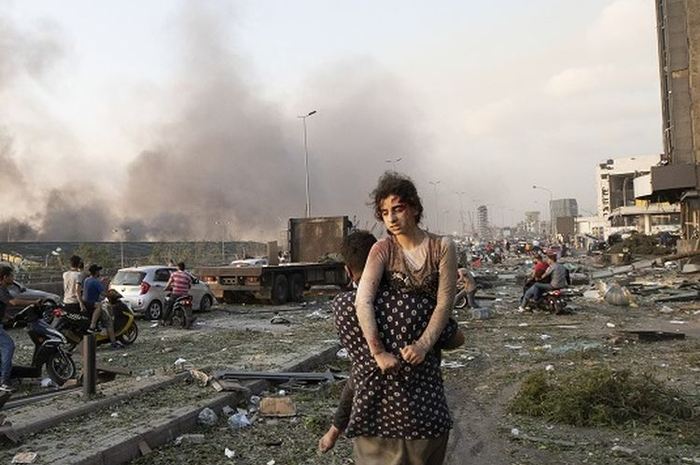 Para warga bahu membahu menolong korban ledakan di Beirut