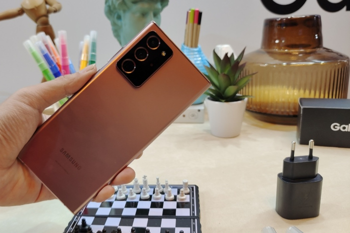Perangkat Samsung Galaxy Note 20 Ultra versi Mystic Bronze.