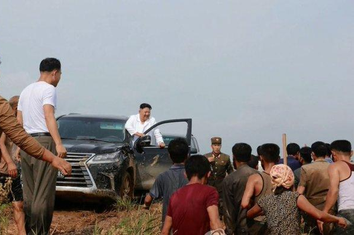 Kim Jong Un menyetir sendiri Lexus 570 saat melakukan kunjungan ke korban banjir