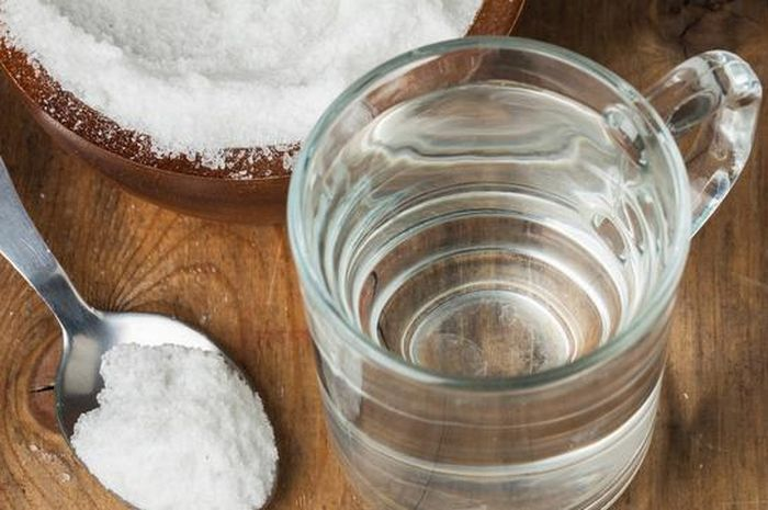 manfaat minum dengan air garam di pagi hari