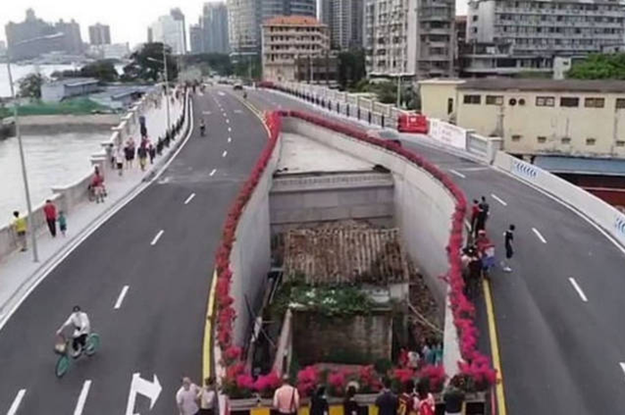 Kasus itu bahkan menjadi berita utama yang menggemparkan di China, karena rumah itu menolak untuk pindah.
