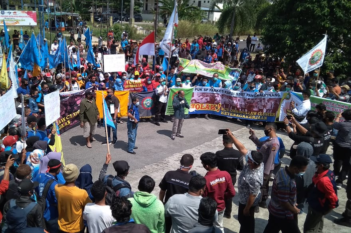 Konfederasi Serikat Pekerja Seluruh Indonesia (KSPSI) Provinsi Bangka Belitung ( Babel ) menggelar aksi unjuk rasa menuntut penolakan terhadap Rancangan Undang - Undang ( RUU ) cipta kerja,Omnibuslaw di kantor DPRD Bangka Belitung, Senin (10/8/2020).