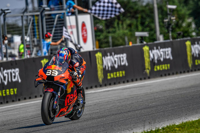 Di balik kemenangan pada debut pertamanya di MotoGP, Brad Binder sempat salah baca pit board di MotoGP sirkuit Brno Ceko 2020.