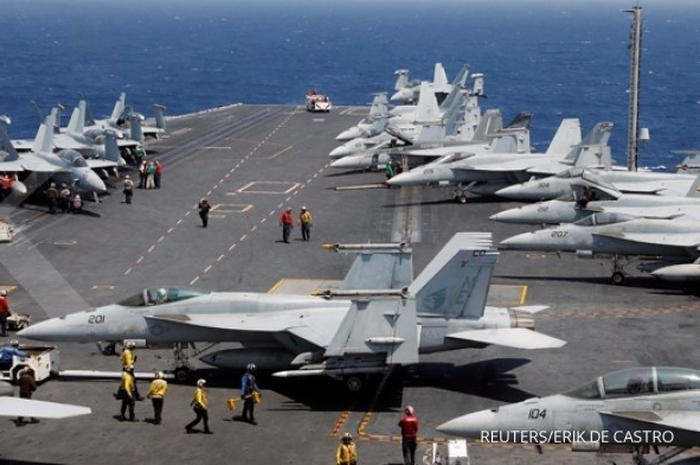 U.S. Navy personnel prepare to launch an F18 fighter jet on the deck of USS Carl Vinson during a FONOPS (Freedom of Navigation Operation Patrol) in South China Sea, March 3, 2017. REUTERS/Erik De Castro</p>