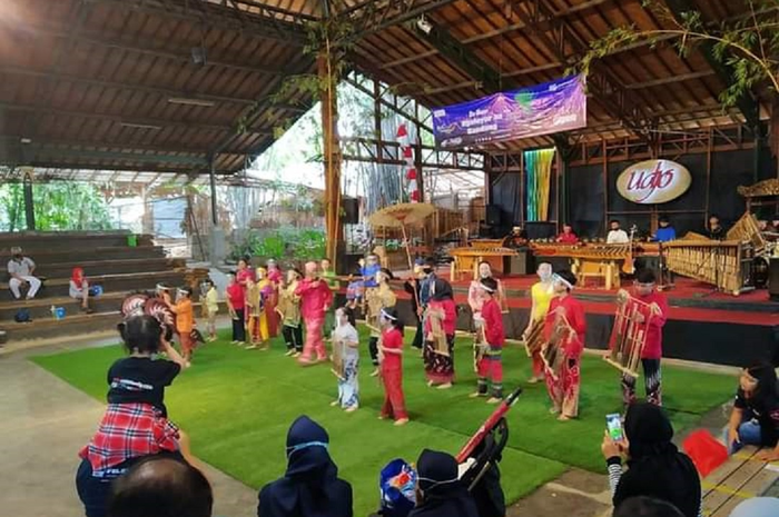 Pertunjukan kesenian di Saung Angklung Udjo (SAU), Bandung.