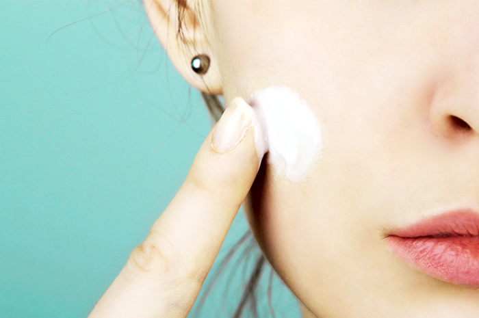 Memakai sunscreen
