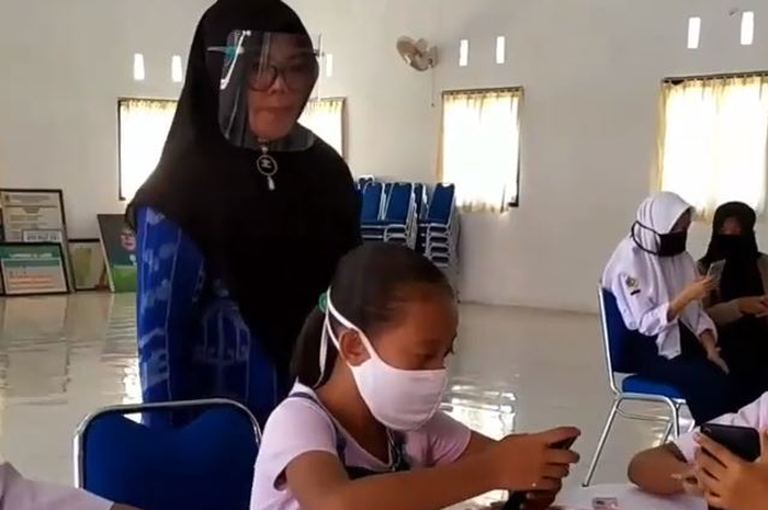 Siswa SD Kotamobagu Kesulitan Belajar Karena Tak Punya Gawai 