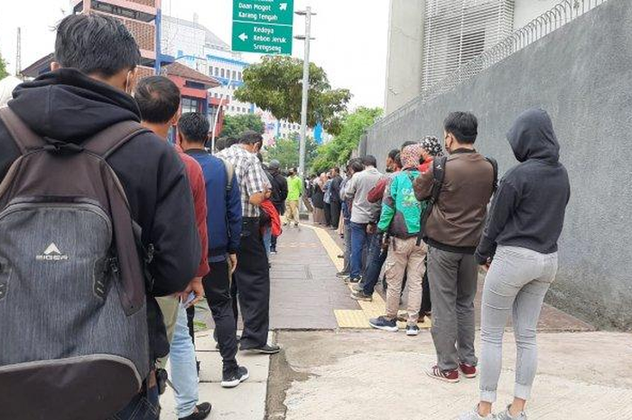 Antrean mengular di Kejaksaan Negeri Jakarta Barat oleh warga yang hendak mengurus tilang, Jumat (14/8/2020)