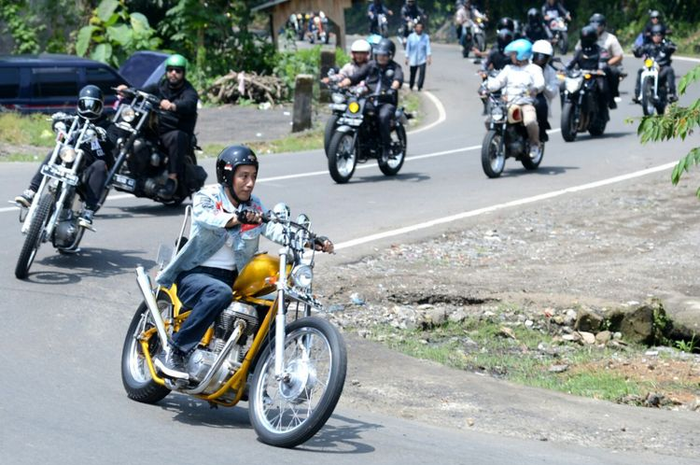 Presiden Jokowi bersama motor modifikasi karya anak bangsa