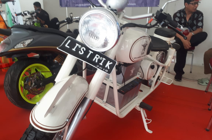 Uji tipe motor listrik modifikasi, TNKB dan STNK-nya sama dengan motor konvensional?