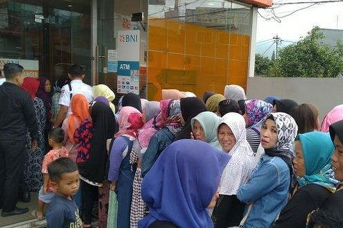 Cair! Serbu ATM 12 juta rekening dapat transfern Rp 2,4 juta mulai 25 Agustus bantuan (BLT) atau subsidi dari pemerintah