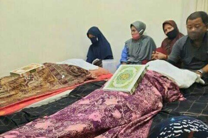 Suasana di rumah duka Kiai NU Bantaeng, Drs H M Idrus Makkawaru  dan Sitti Saniah Haruna yang meninggal dunia . 