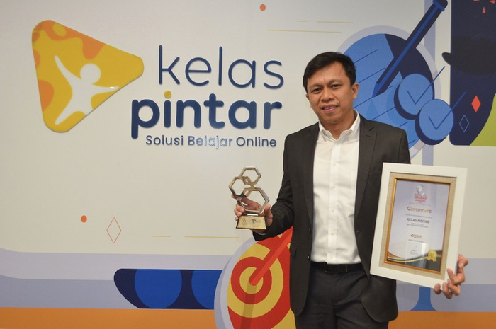 Kelas Pintar Menerima Penghargaan Best Education Platform