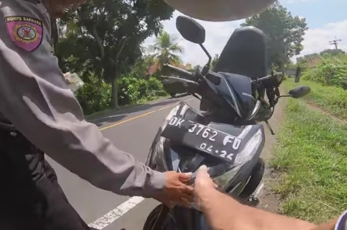 Geger oknum polisi peras turis jepang Rp 1 juta pakai modus tilang, nasibnya terancam dipecat.