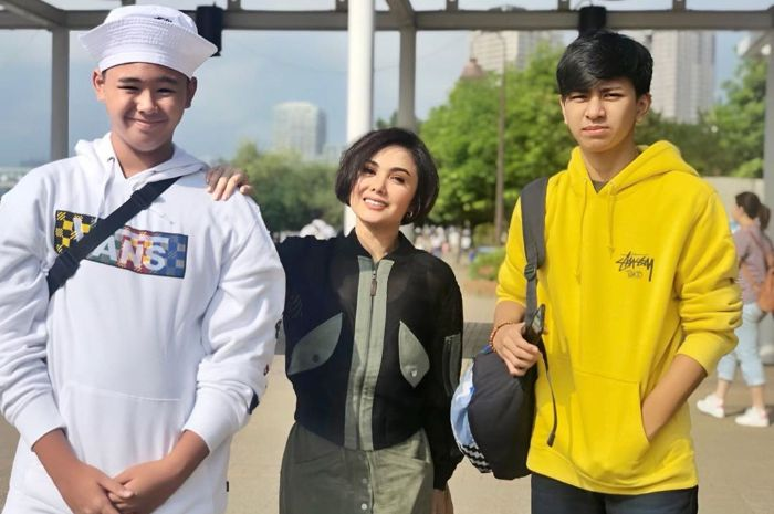 Yuni Shara dan kedua putranya, Cavin dan Cello