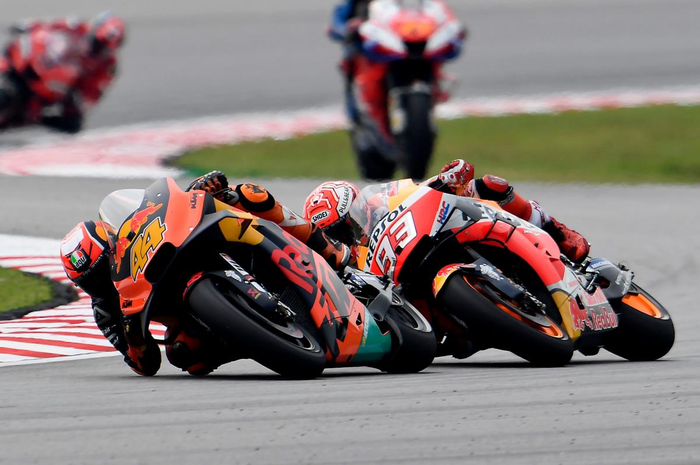 Berani banget, pembalap Red Bull KTM Factory Racing, Pol Espargaro ingin membandingkan dirinya dengan Marc Marquez langsung.