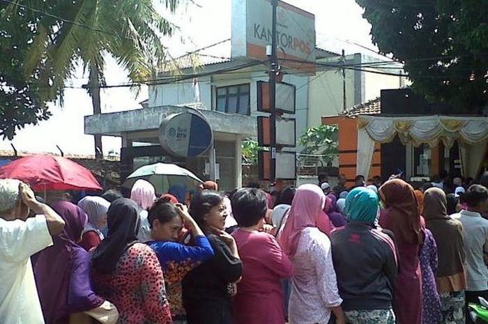 Ilustrasi penerimaan bantuang langsung tunai di bank