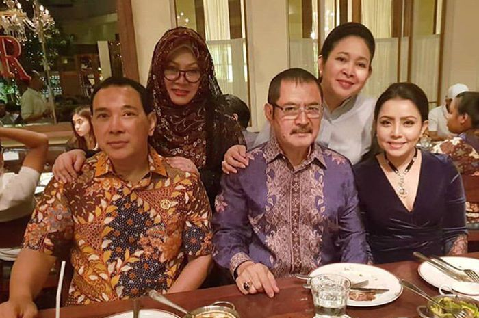 Mayangsari ketika bersama keluarga Cendana, Tommy Soeharto, Bambang Trihatmodjo, Tutut Soeharto, Mamiek Soeharto